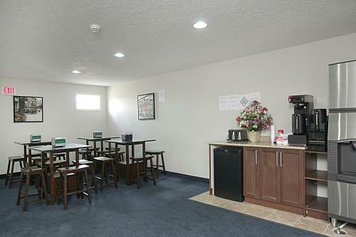 Hotel Alberta Inn & Suites