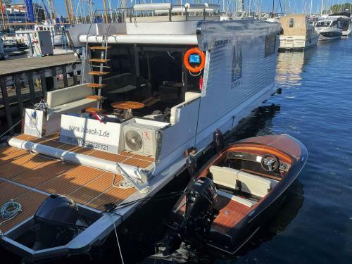 Hausboot Mit Traumlage In Travem�nde