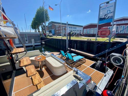 Hausboot Mit Traumlage In Travem�nde