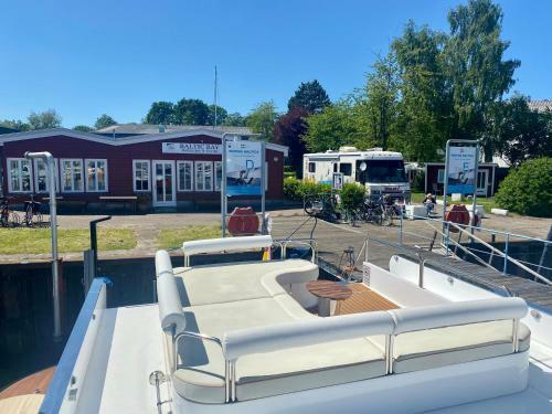 Hausboot Mit Traumlage In Travem�nde