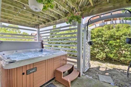 Apartamento Dreamy, Coastal Studio Paradise With Hot Tub!