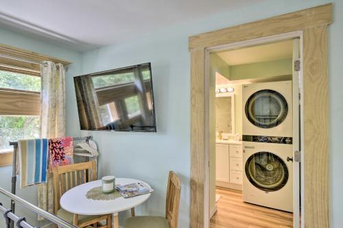 Apartamento Dreamy, Coastal Studio Paradise With Hot Tub!