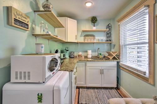 Apartamento Dreamy, Coastal Studio Paradise With Hot Tub!