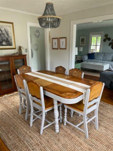 Drop Anchor Cottages And Lake House