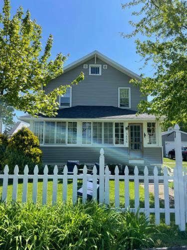 Drop Anchor Cottages And Lake House