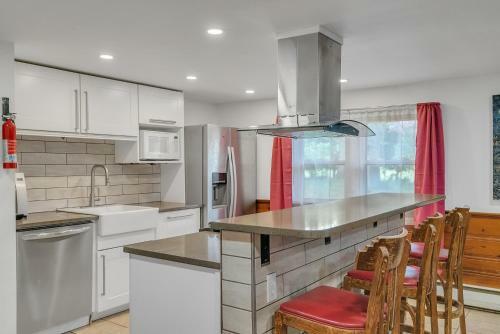 Exceptional One Bedroom Apartment - Fireplace - Full Size Withd - Walk-in Waterfall Shower Apts
