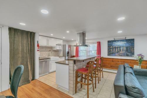 Exceptional One Bedroom Apartment - Fireplace - Full Size Withd - Walk-in Waterfall Shower Apts