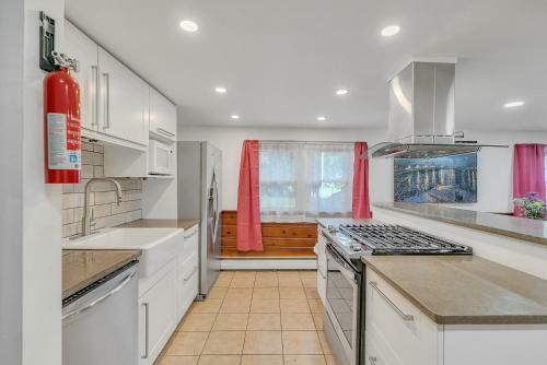 Exceptional One Bedroom Apartment - Fireplace - Full Size Withd - Walk-in Waterfall Shower Apts
