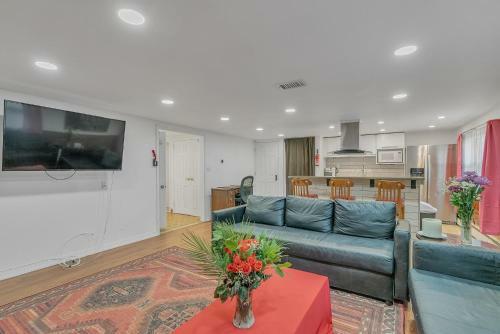 Exceptional One Bedroom Apartment - Fireplace - Full Size Withd - Walk-in Waterfall Shower Apts