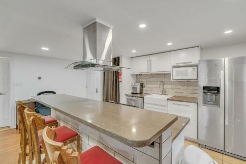 Exceptional One Bedroom Apartment - Fireplace - Full Size Withd - Walk-in Waterfall Shower Apts