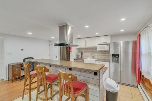 Exceptional One Bedroom Apartment - Fireplace - Full Size Withd - Walk-in Waterfall Shower Apts