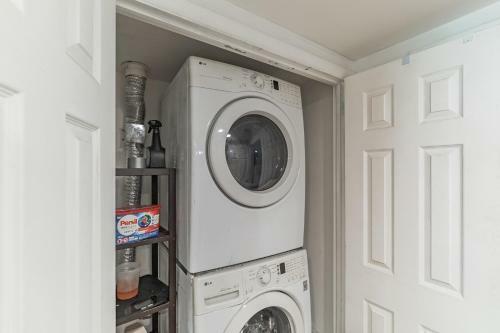 Exceptional One Bedroom Apartment - Fireplace - Full Size Withd - Walk-in Waterfall Shower Apts