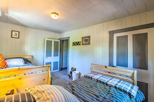 Lovely Mifflinburg Farmhouse - Multiple Decks