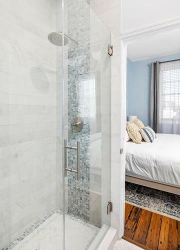 Penthouse With Courtyard - 1 Block To King St