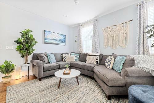 Stunning Private Courtyard - 1 Block To King