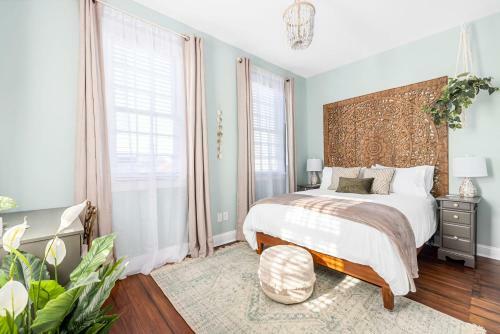 Stunning Private Courtyard - 1 Block To King