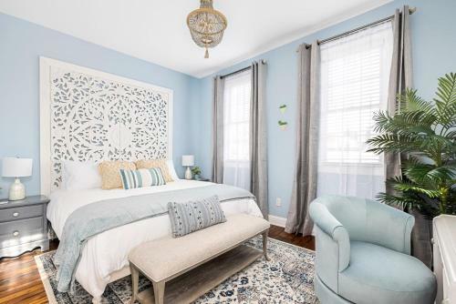 Stunning Private Courtyard - 1 Block To King