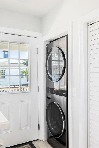 Stunning Private Courtyard - 1 Block To King