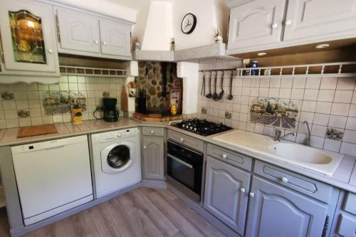 Villa Proven�ale For 6 With Swimming Pool And Parking In Thoronet