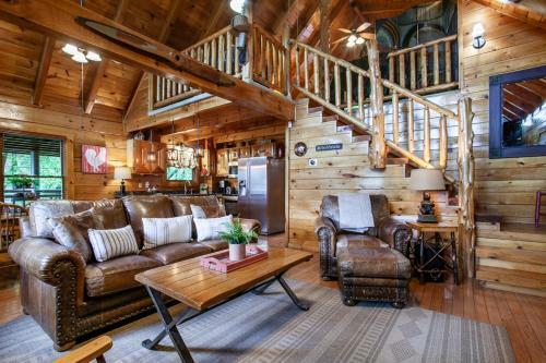 Bear Hugs - Hot Tub, 2 Fire Pits, And Fireplace
