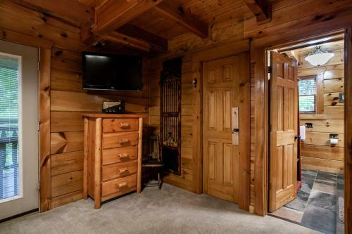Bear Hugs - Hot Tub, 2 Fire Pits, And Fireplace