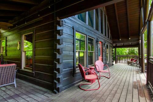 Bear Hugs - Hot Tub, 2 Fire Pits, And Fireplace