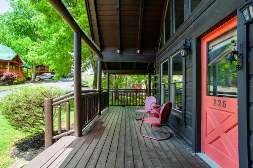 Bear Hugs - Hot Tub, 2 Fire Pits, And Fireplace