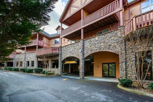 Higher Ground Condo With Mountain And Golf View