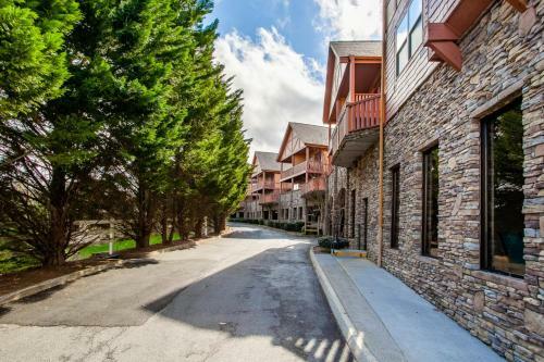 Higher Ground Condo With Mountain And Golf View