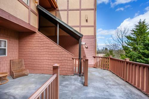 Higher Ground Condo With Mountain And Golf View