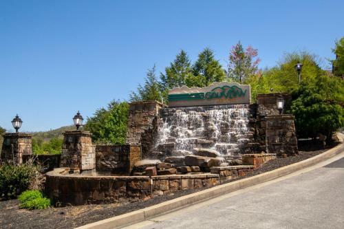 Higher Ground Condo With Mountain And Golf View