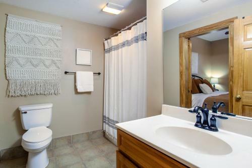 Higher Ground Condo With Mountain And Golf View