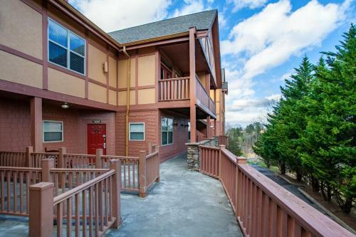 Higher Ground Condo With Mountain And Golf View