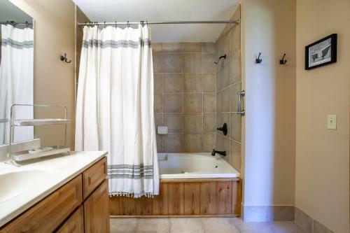 Higher Ground Condo With Mountain And Golf View