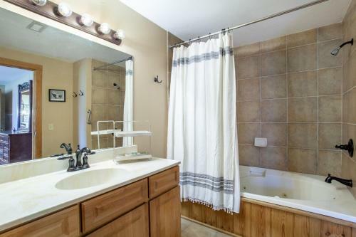 Higher Ground Condo With Mountain And Golf View