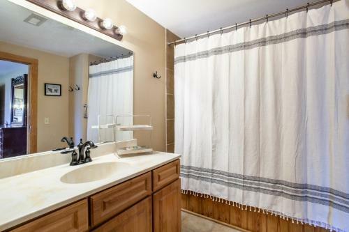 Higher Ground Condo With Mountain And Golf View