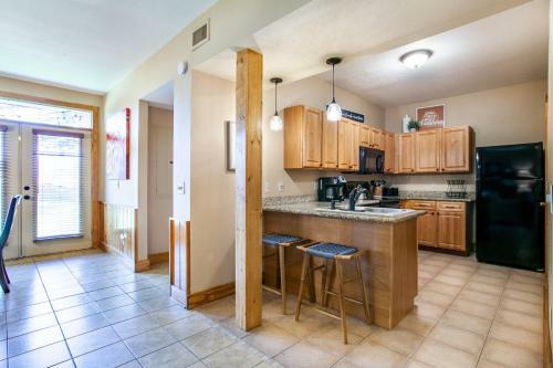 Higher Ground Condo With Mountain And Golf View
