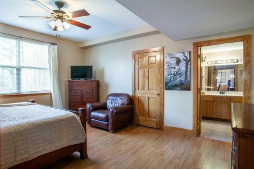Higher Ground Condo With Mountain And Golf View