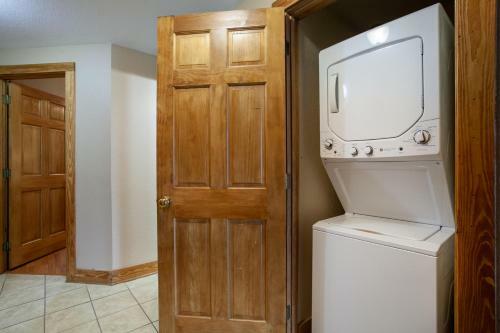 Higher Ground Condo With Mountain And Golf View
