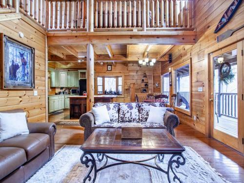 Cedar Forest-theater, Game Room, Hottub