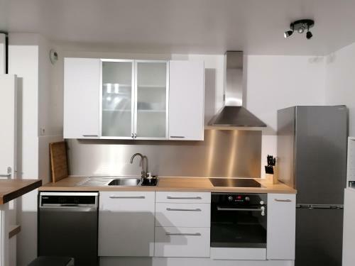 Great Bright And Spacious Apart + Private Parking