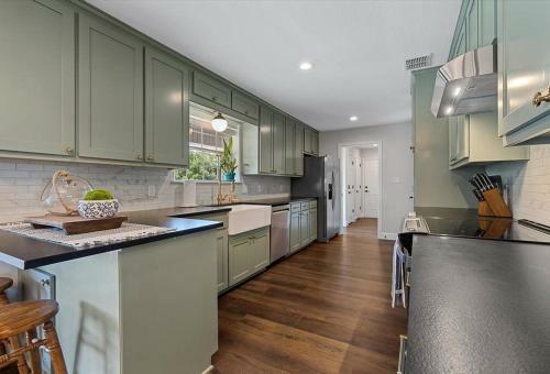 New Stunning Farmhouse-15 Min To Downtown