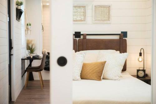 The Newtonian Tiny Container Home Near Magnolia