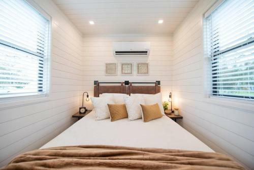 The Newtonian Tiny Container Home Near Magnolia