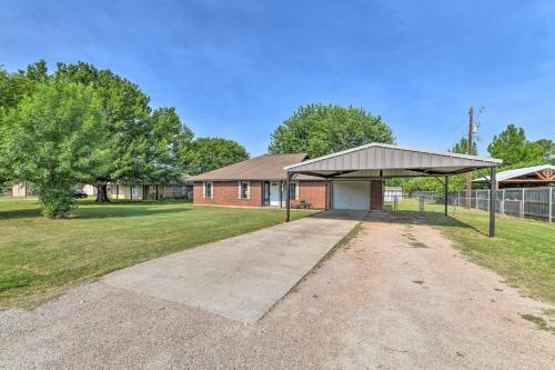 Granbury Lake Home With Private Yard And Fire Pit
