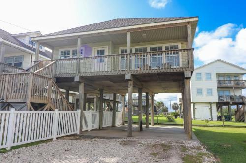 Second Row Beach Home - Ocean Views - Old School Vibes