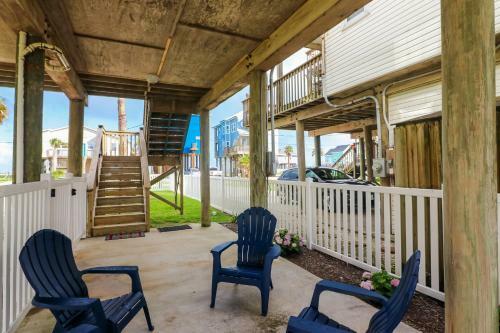 Second Row Beach Home - Ocean Views - Old School Vibes