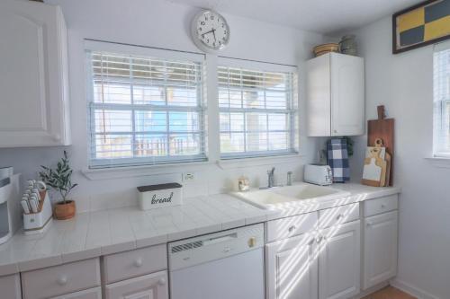 Second Row Beach Home - Ocean Views - Old School Vibes