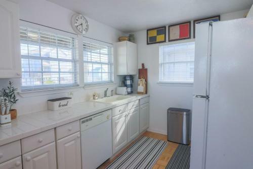 Second Row Beach Home - Ocean Views - Old School Vibes