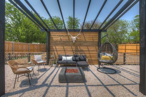 The Das Apfelhaus! A Luxurious And Eclectic Escape Near Main!